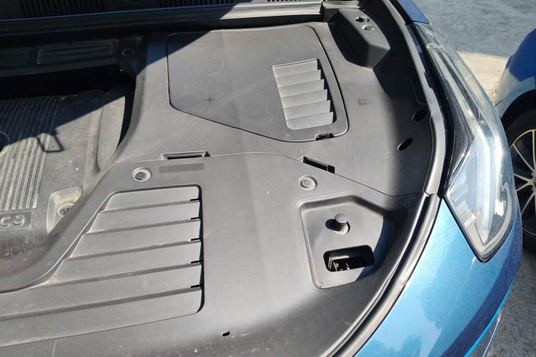 Used Lynk & Co 05 2022 2.0T Two-Wheel Drive Shine Halo Engine Bay Left