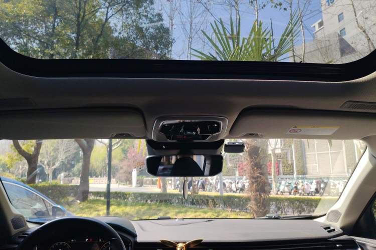 Used Lynk & Co 05 2022 2.0T Two-Wheel Drive Shine Halo Headliner