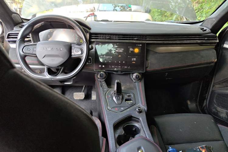 Used Lynk & Co 05 2022 2.0TD Four-Wheel Drive Dynamic Halo Center Console