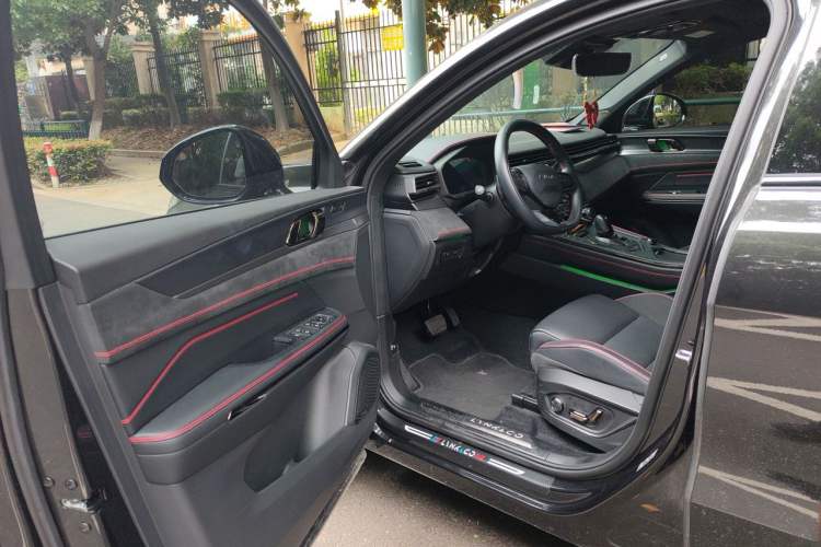 Used Lynk & Co 05 2022 2.0TD Four-Wheel Drive Dynamic Halo Driver Seat