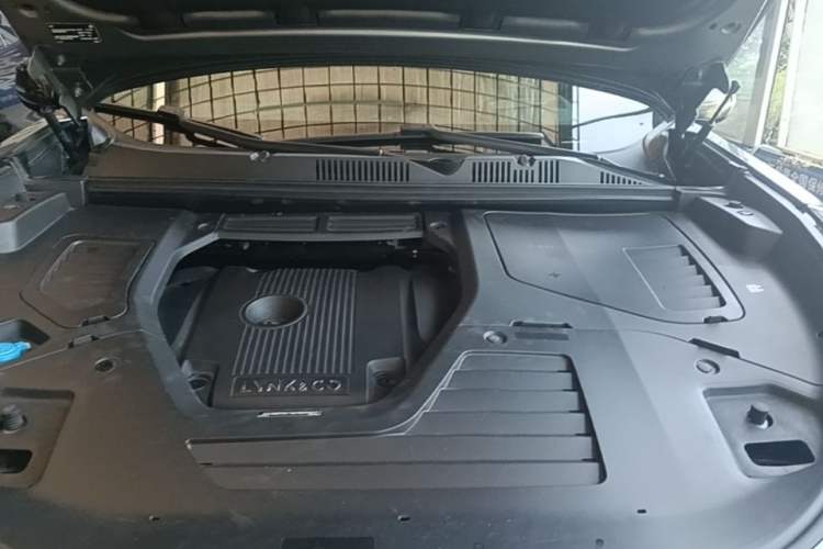 Used Lynk & Co 05 2022 2.0TD Four-Wheel Drive Dynamic Halo Engine Bay