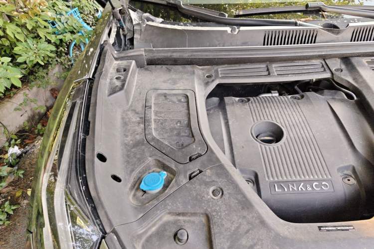 Used Lynk & Co 05 2022 2.0TD Four-Wheel Drive Dynamic Halo Engine Bay Right