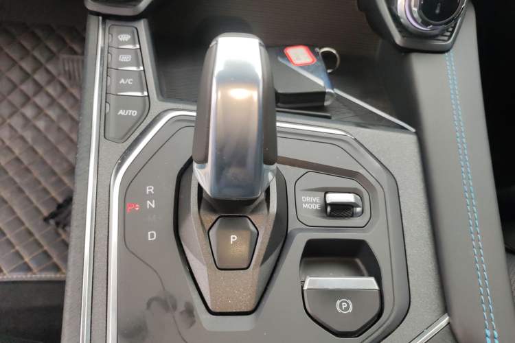 Used Lynk & Co 05 2022 2.0T Two-Wheel Drive Shine Halo Gear Lever