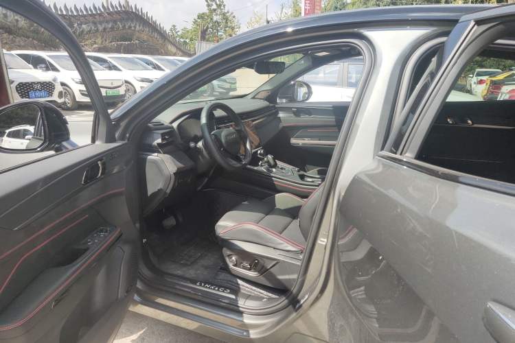 Used Lynk & Co 05 2022 2.0TD Four-Wheel Drive Dynamic Halo Interior 2