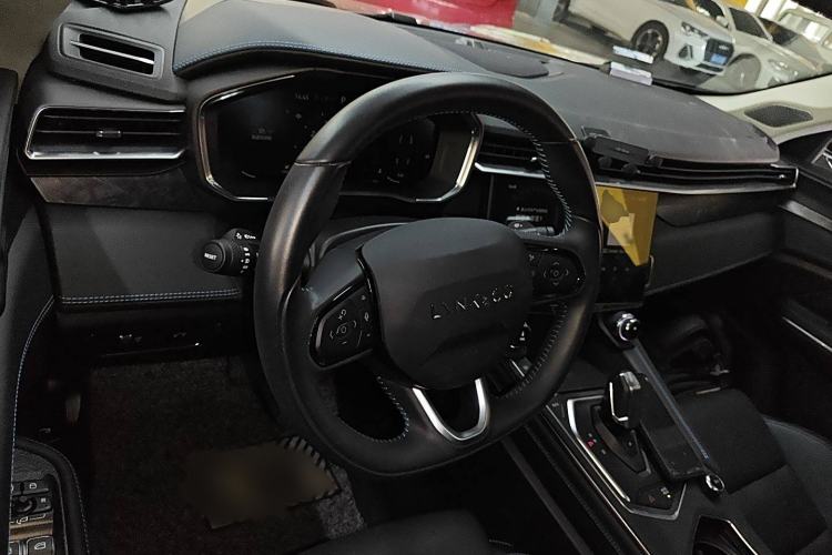 Used Lynk & Co 05 2022 2.0T Two-Wheel Drive Shine Halo Interior 2