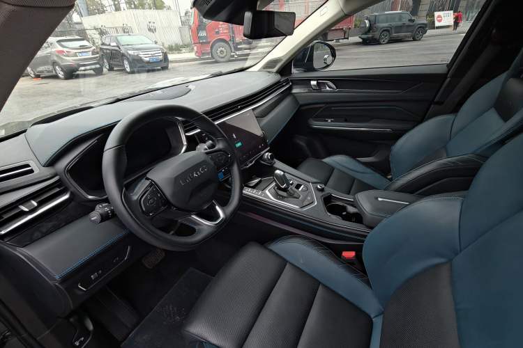 Used Lynk & Co 05 2022 2.0T Two-Wheel Drive Shine Halo Interior 3