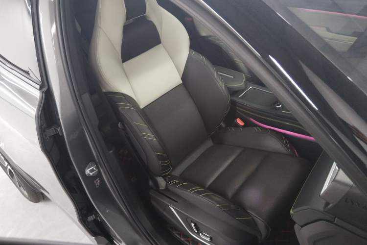 Used Lynk & Co 05 2022 2.0T Two-Wheel Drive Shine Halo Right Front Seat