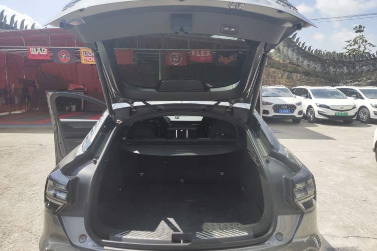 Used Lynk & Co 05 2022 2.0TD Four-Wheel Drive Dynamic Halo Trunk