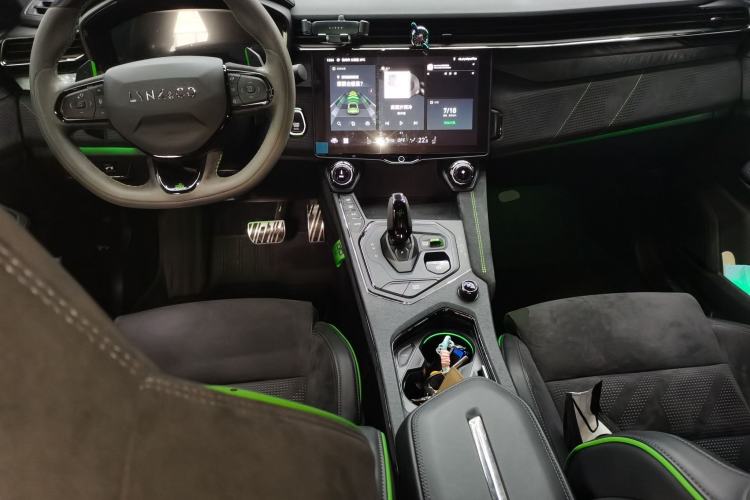 Used Lynk & Co 05 2022 05+ 2.0TD Automatic Exploration Edition Center Console