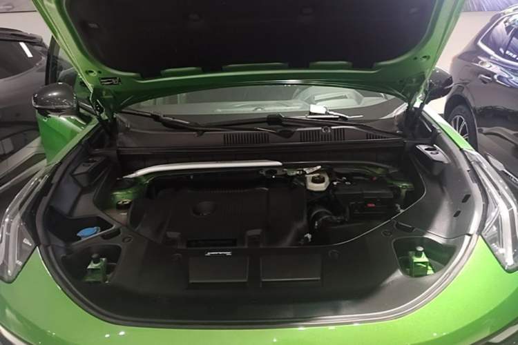 Used Lynk & Co 05 2022 05+ 2.0TD Automatic Performance Package Engine Bay