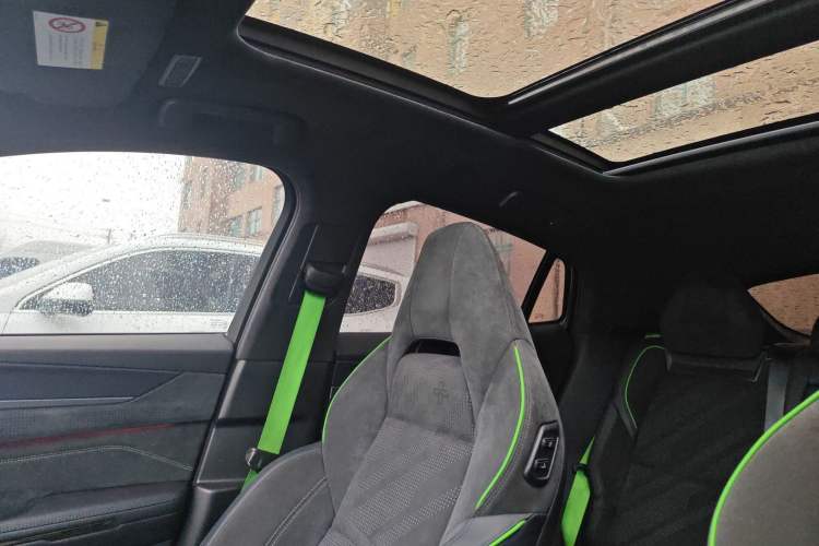 Used Lynk & Co 05 2022 05+ 2.0TD Automatic Performance Package Interior 6