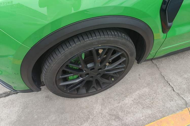 Used Lynk & Co 05 2022 05+ 2.0TD Automatic Exploration Edition Left Front Wheel Hub