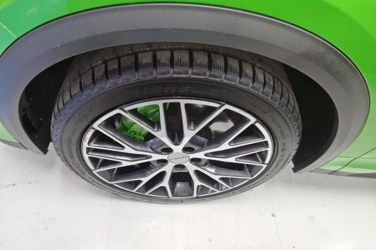 Used Lynk & Co 05 2022 05+ 2.0TD Automatic Exploration Edition Left Front Wheel Hub
