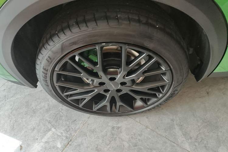 Used Lynk & Co 05 2022 05+ 2.0TD Automatic Performance Package Right Rear Wheel Hub