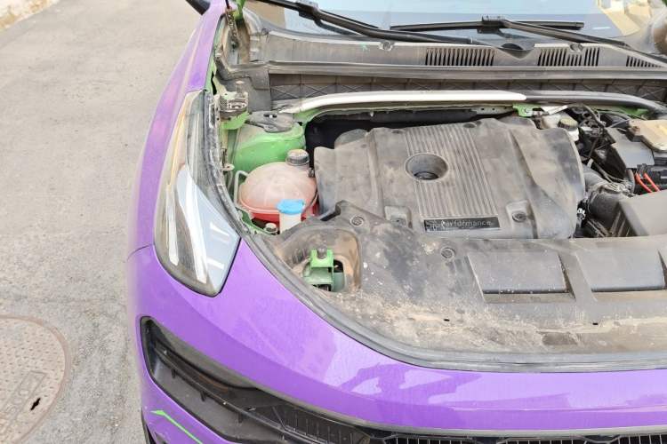 Used Lynk & Co 05 2022 05+ 2.0TD Automatic Performance Package Engine Bay Right