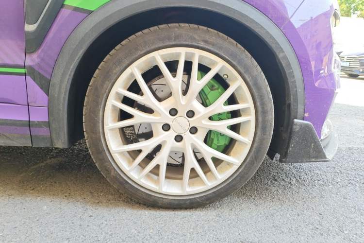 Used Lynk & Co 05 2022 05+ 2.0TD Automatic Performance Package Right Front Wheel Hub