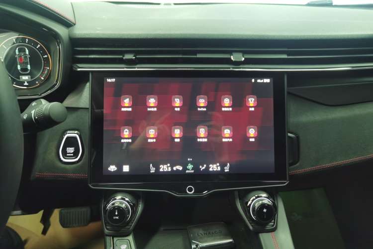 Used Lynk & Co 05 2022 2.0TD Four-Wheel Drive Dynamic Halo Audio And AC Panel