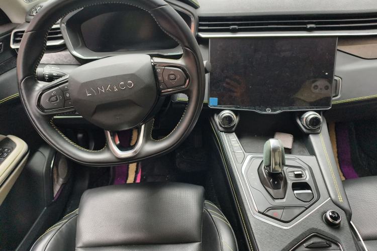 Used Lynk & Co 05 2022 2.0T Two-Wheel Drive Shine Halo Center Console