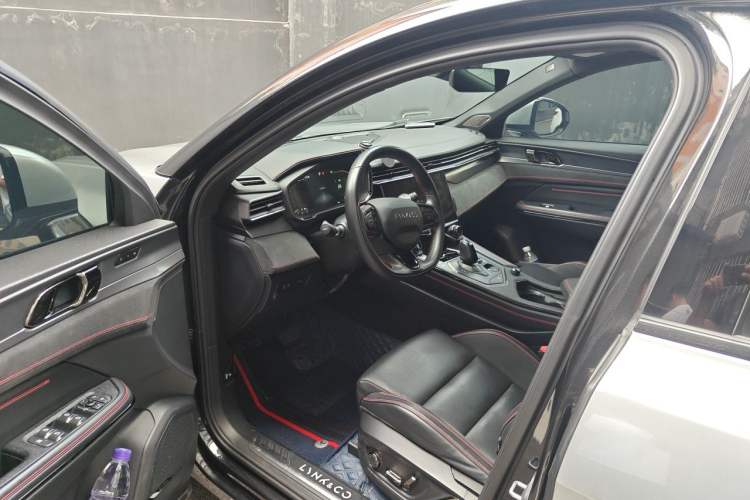 Used Lynk & Co 05 2022 2.0TD Four-Wheel Drive Dynamic Halo Driver Seat