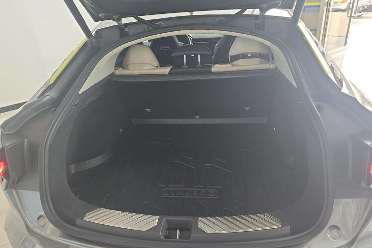 Used Lynk & Co 05 2022 2.0T Two-Wheel Drive Shine Halo Trunk