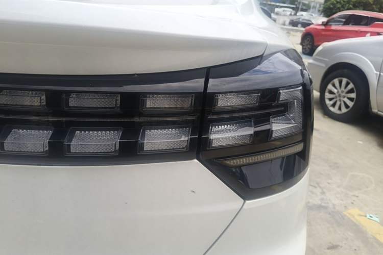 Used Lynk & Co 05 2022 2.0T Two-Wheel Drive Shine Halo Exterior 3