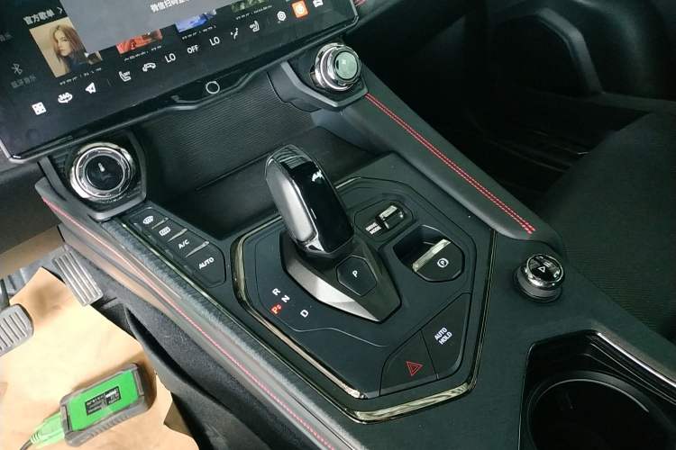 Used Lynk & Co 05 2022 2.0TD Four-Wheel Drive Dynamic Halo Gear Lever