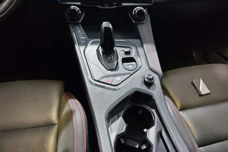 Used Lynk & Co 05 2022 2.0TD Four-Wheel Drive Dynamic Halo Gear Lever
