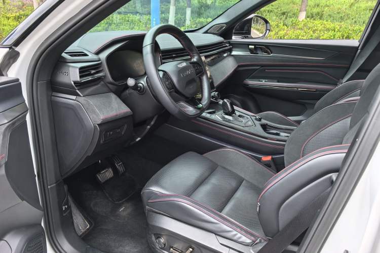 Used Lynk & Co 05 2022 2.0TD Four-Wheel Drive Dynamic Halo Interior 2