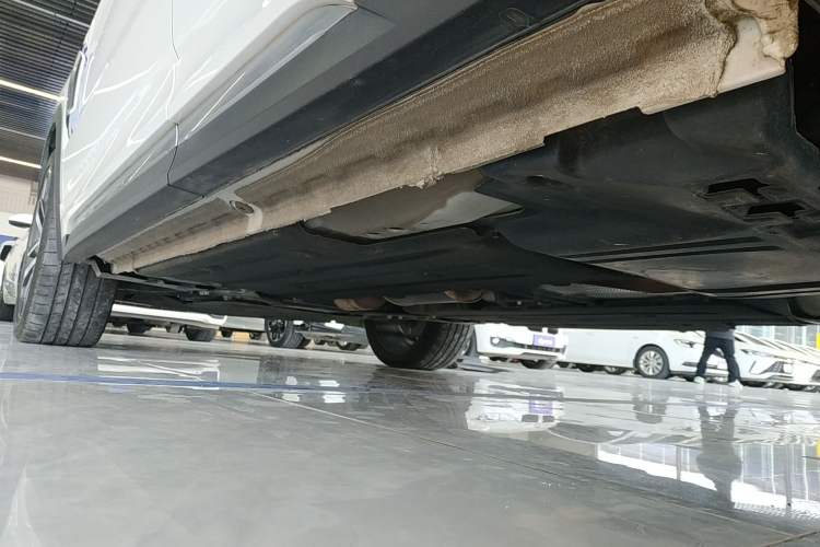 Used Lynk & Co 05 2022 2.0TD Four-Wheel Drive Dynamic Halo Left Side Sill