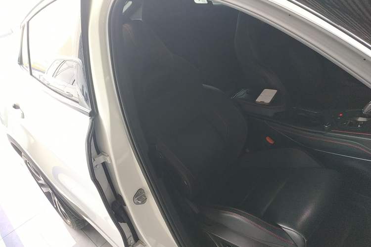 Used Lynk & Co 05 2022 2.0TD Four-Wheel Drive Dynamic Halo Right Front Seat