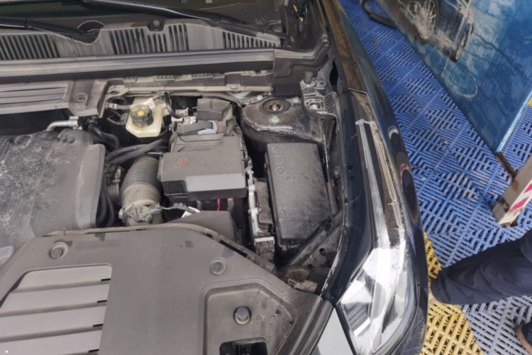 Used Lynk & Co 05 2023 2.0TD Two-Wheel Drive Shine Halo Engine Bay Left