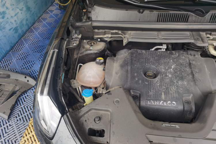 Used Lynk & Co 05 2023 2.0TD Two-Wheel Drive Shine Halo Engine Bay Right