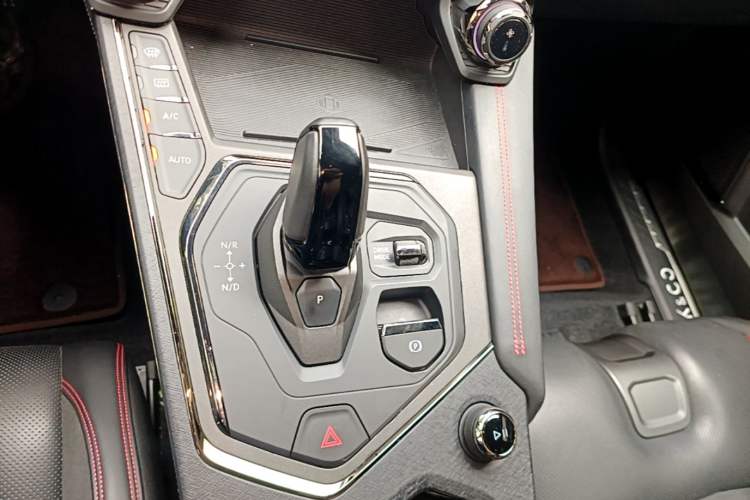 Used Lynk & Co 05 2023 2.0TD Four-Wheel Drive Sporty Halo Gear Lever