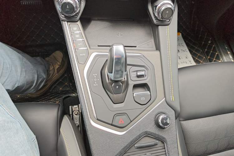 Used Lynk & Co 05 2023 2.0TD Two-Wheel Drive Shine Halo Gear Lever