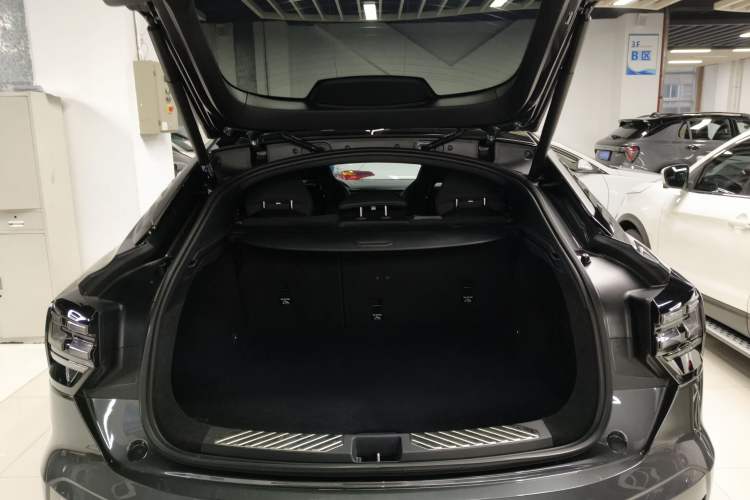 Used Lynk & Co 05 2023 2.0TD Four-Wheel Drive Sporty Halo Trunk