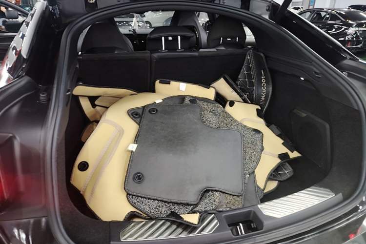 Used Lynk & Co 05 2023 2.0TD Four-Wheel Drive Sporty Halo Trunk