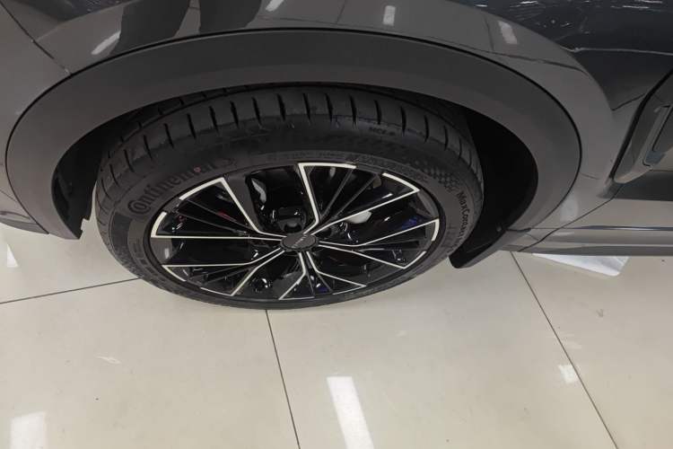 Used Lynk & Co 05 2023 2.0TD Two-Wheel Drive Shine Halo Exterior 4