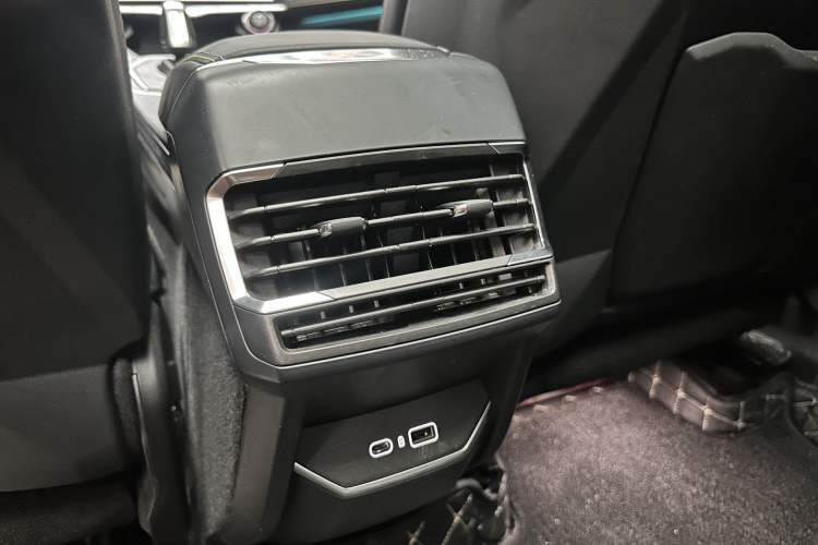 Used Lynk & Co 05 2023 2.0TD Two-Wheel Drive Shine Halo Interior 8