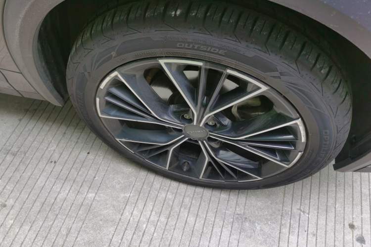 Used Lynk & Co 05 2023 2.0TD Two-Wheel Drive Shine Halo Right Front Wheel Hub