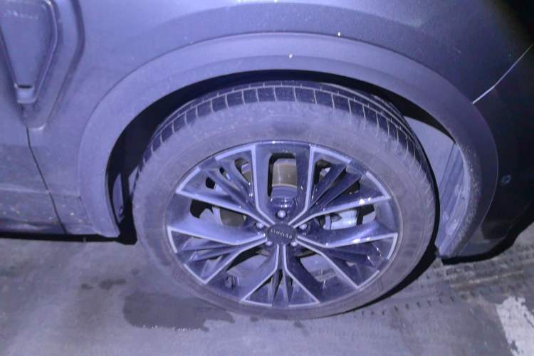Used Lynk & Co 05 2023 2.0TD Two-Wheel Drive Shine Halo Right Front Wheel Hub