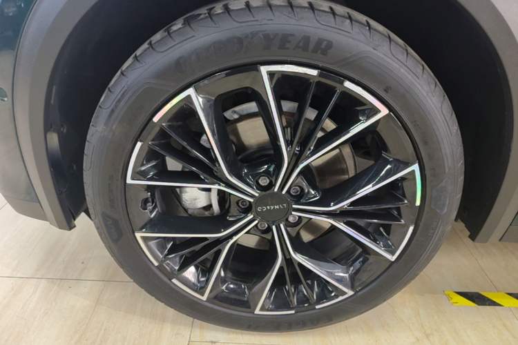 Used Lynk & Co 05 2023 2.0TD Two-Wheel Drive Shine Halo Exterior 4