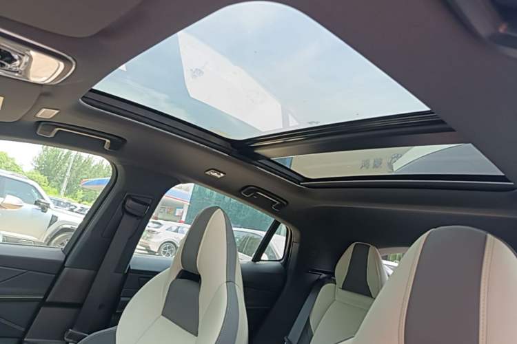 Used Lynk & Co 05 2023 2.0TD Two-Wheel Drive Shine Halo Headliner