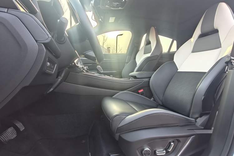 Used Lynk & Co 05 2023 2.0TD Two-Wheel Drive Shine Halo Interior 2