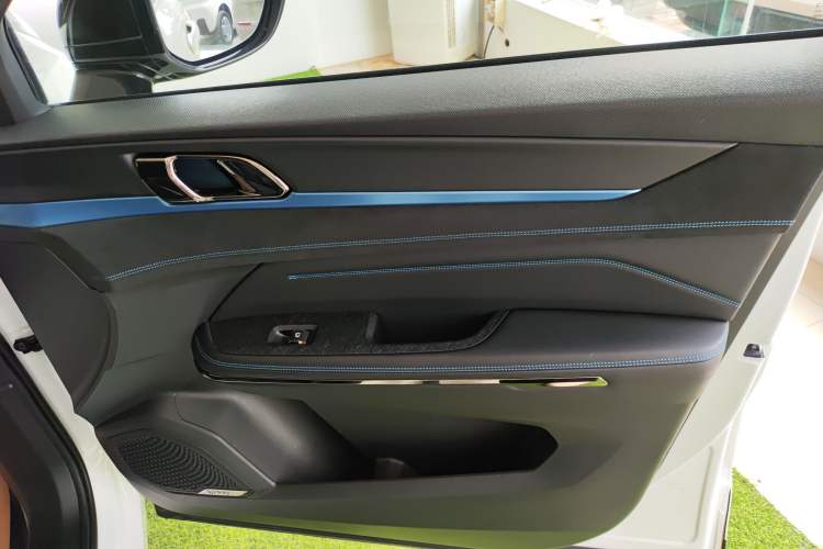 Used Lynk & Co 05 EM-P 2021 1.5TD PHEV HALO Interior 5