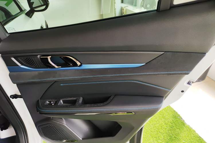 Used Lynk & Co 05 EM-P 2021 1.5TD PHEV HALO Interior 6