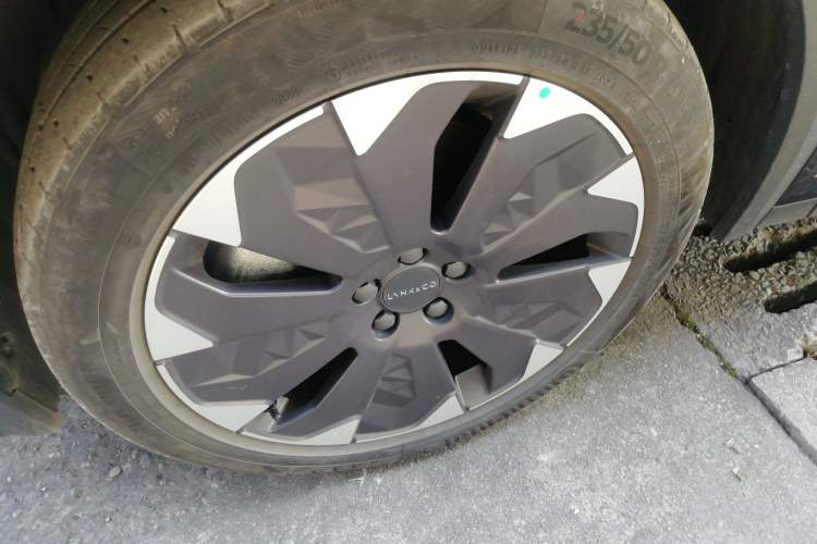 Used Lynk & Co 05 EM-P 2021 1.5TD PHEV HALO Left Front Wheel Hub