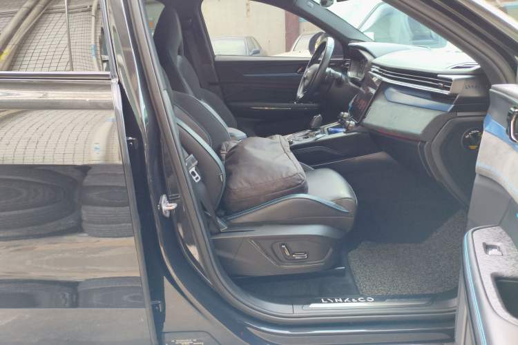 Used Lynk & Co 05 EM-P 2021 1.5TD PHEV HALO Right Front Seat