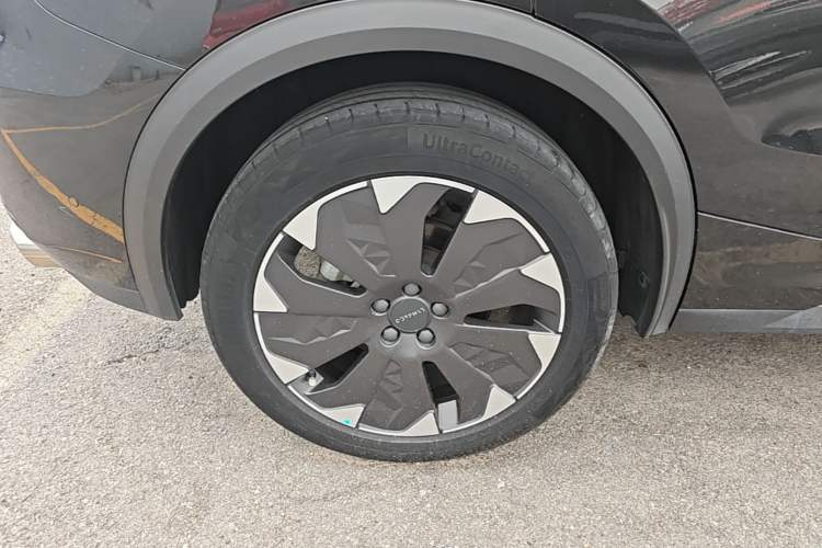 Used Lynk & Co 05 EM-P 2021 1.5TD PHEV HALO Right Rear Wheel Hub