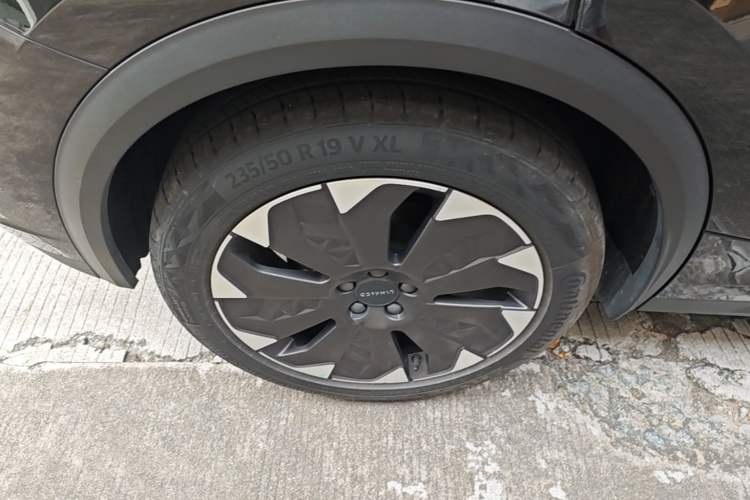 Used Lynk & Co 05 EM-P 2021 1.5TD PHEV HALO Right Rear Wheel Hub