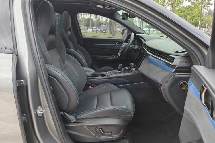 Used Lynk & Co 05 EM-P 2021 1.5TD PHEV HALO Interior 4